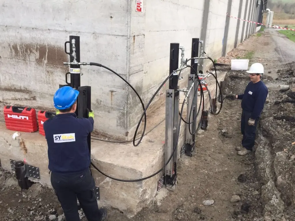 Operatori SYStab al lavoro con il sistema di pali precaricati