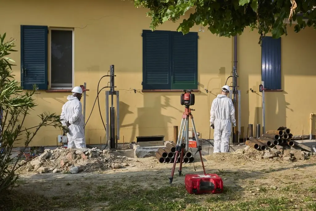 Intervento SYStab con pali precaricati lungo la fondazione di un edificio