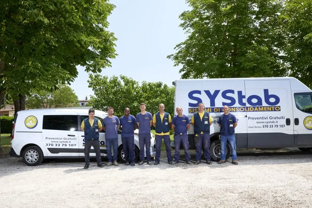 Squadra SYStab accanto ai mezzi operativi