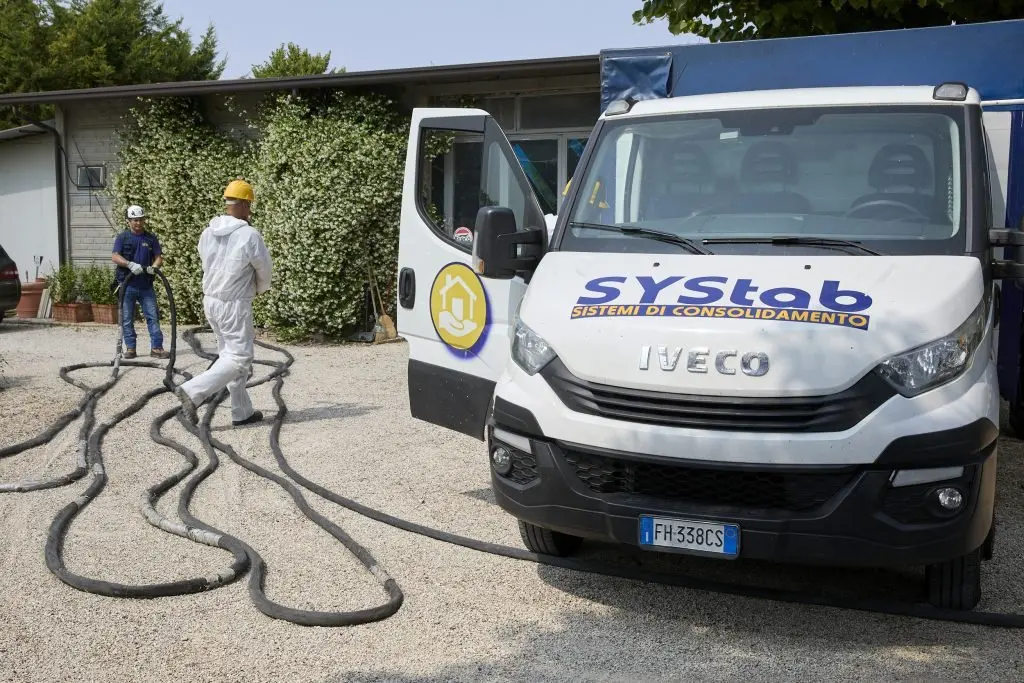 Mezzo operativo SYStab e tubazioni per le iniezioni di resina