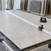 Tagliare piastrelle di grande formato: banco, guide, ventose e sicurezza