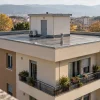 Copertura e torrino di accesso di un condominio immaginario: illustrazione originale, non fotografia dell’edificio coinvolto nella causa.
