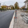 Scena illustrativa originale di strada e marciapiede in lavorazione: non rappresenta i luoghi della controversia