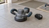 Vibratore per piastrelle: quando serve, frequenza e rischi di posa